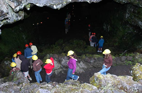 Entrada a las cuevas volcnicas - Pucn